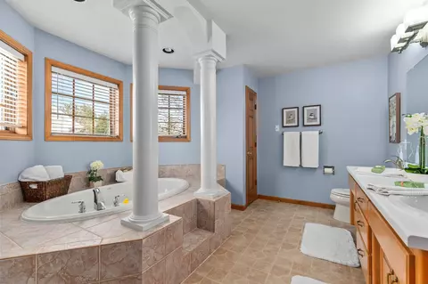 Bath - 520 E Carrington Ln, Appleton, WI 54913 photo 2 of 5