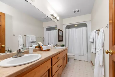 Bath - 520 E Carrington Ln, Appleton, WI 54913 photo 1 of 5