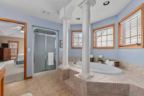 Bath - 520 E Carrington Ln, Appleton, WI 54913 photo 4 of 5