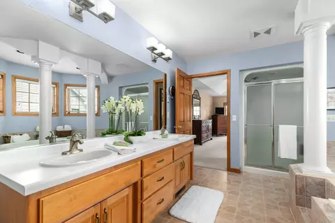 Bath - 520 E Carrington Ln, Appleton, WI 54913 photo 3 of 5