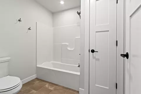 Bath - 251 Kerrigan Dr, Wrightstown, WI 54180 photo 6 of 7