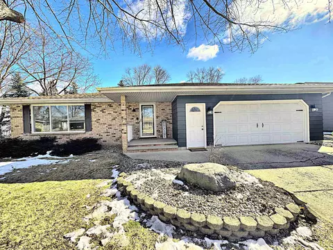 427 Jerelyn Ct, Combined Locks, WI 54113