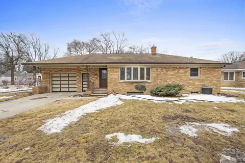 1229 Desnoyers St, Green Bay, WI 54303