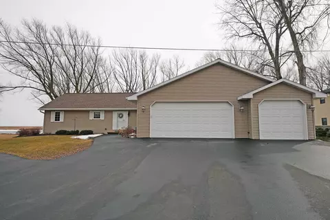 1377 Harbor Rd, Oconto, WI 54153