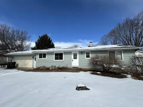 624 Wisconsin St, Waupaca, WI 54981