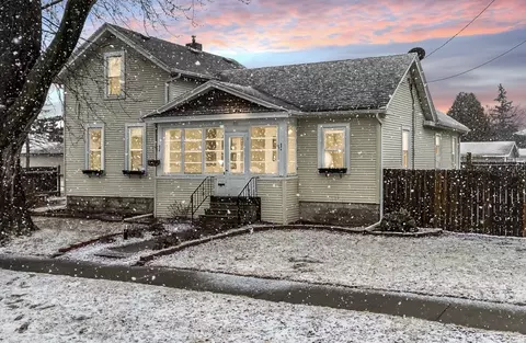 221 W 17th Ave, Oshkosh, WI 54902