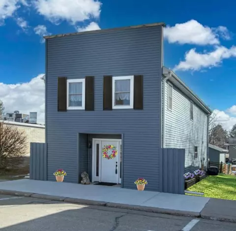 175 S Main St, Iola, WI 54945