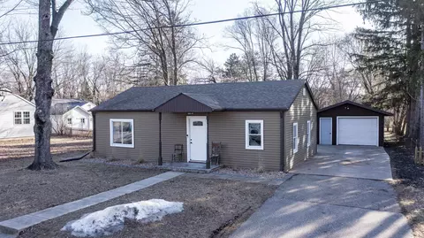 915 7th St, Waupaca, WI 54981