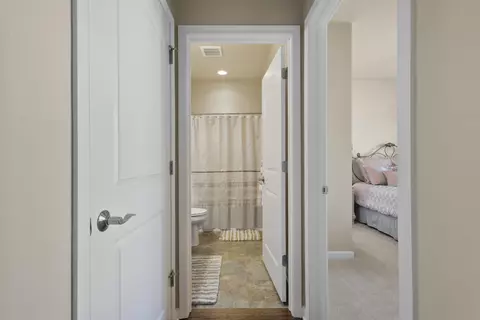 Entry Way - 2447 E Glenhurst Dr, Appleton, WI 54913 photo 4 of 7
