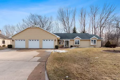 2626 Hillside Heights Dr, Green Bay, WI 54311