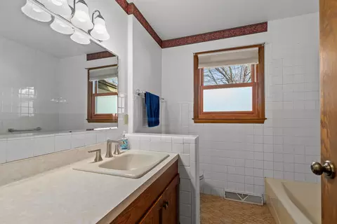 Bath - 1631 N Viola St, Appleton, WI 54911 photo 1 of 2