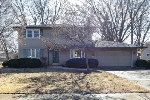 227 Crescent Dr, Neenah, WI 54956
