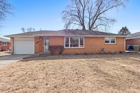 1932 Hillside Ln, Green Bay, WI 54302