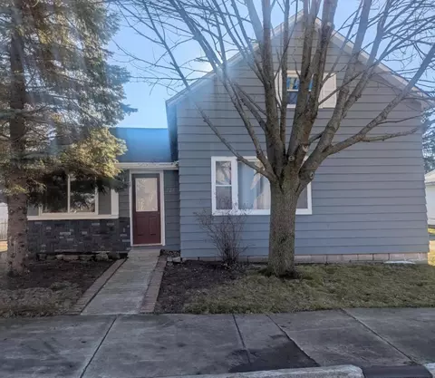 224 1st St, Oconto, WI 54153