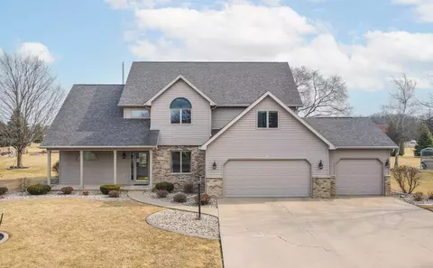 46 Overland Trl, Oshkosh, WI 54904