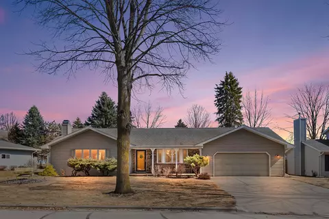 2113 Crestwood Springs Dr, Green Bay, WI 54304