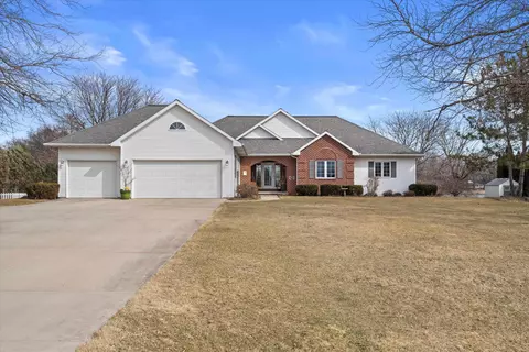 2800 Lakeview Dr, Suamico, WI 54173