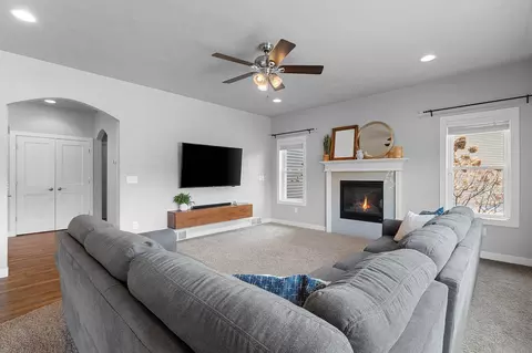 Living - w5986 Daffodil Drive, Appleton, WI 54915 photo 4 of 7