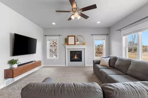 Living - w5986 Daffodil Drive, Appleton, WI 54915 photo 3 of 7