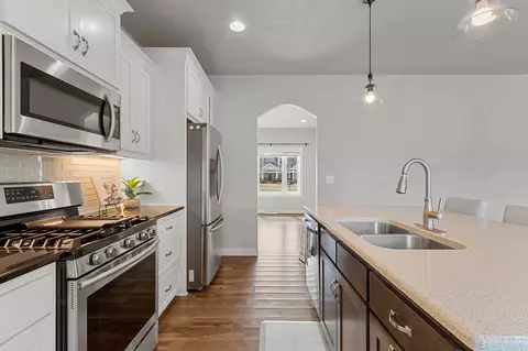 Kitchen - w5986 Daffodil Drive, Appleton, WI 54915 photo 7 of 8