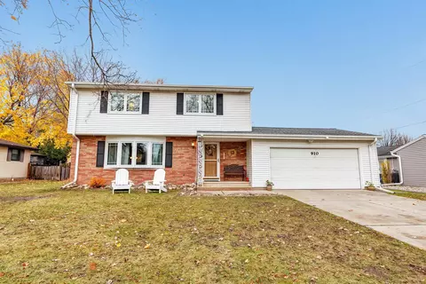 910 Myrtle Ln, Ashwaubenon, WI 54304
