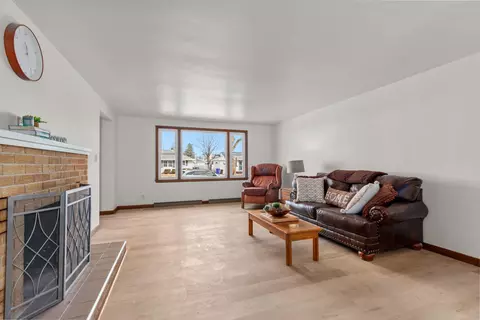 Living - 423 E Lindbergh St, Appleton, WI 54911 photo 2 of 4