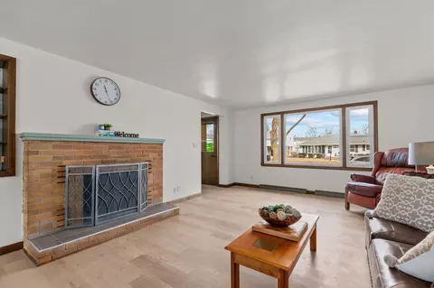 Living - 423 E Lindbergh St, Appleton, WI 54911 photo 1 of 4