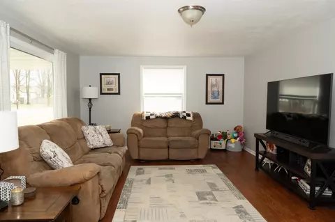 Living - 1337 W Brewster St, Appleton, WI 54914 photo 2 of 3