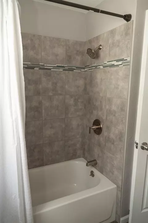 Bath - 1337 W Brewster St, Appleton, WI 54914 photo 3 of 4
