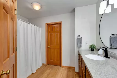 Bath - 4110 E Appleview Dr, Appleton, WI 54913 photo 2 of 3