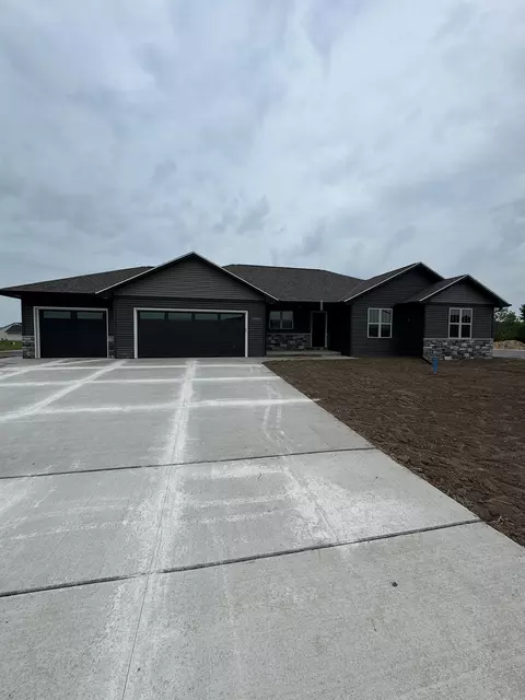 1230 Putnam Dr, Pulaski, WI 54162