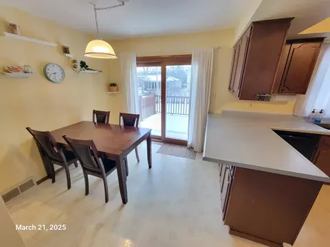 Dining - 600 N Canterbury Dr, Appleton, WI 54915 photo 1 of 6