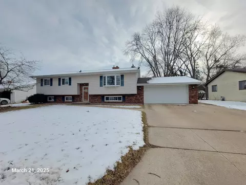 Exterior - 600 N Canterbury Dr, Appleton, WI 54915 photo 2 of 2