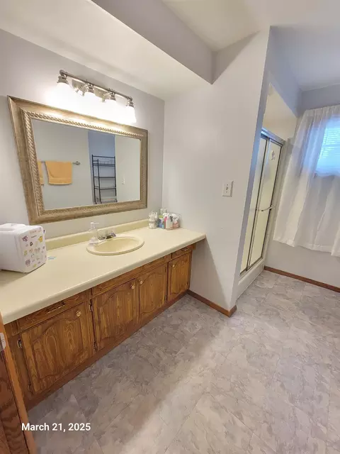 Bath - 600 N Canterbury Dr, Appleton, WI 54915 photo 2 of 4