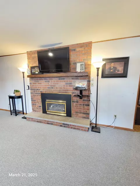 Living - 600 N Canterbury Dr, Appleton, WI 54915 photo 9 of 10