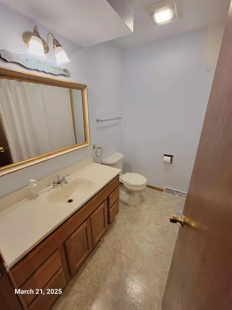 Bath - 600 N Canterbury Dr, Appleton, WI 54915 photo 4 of 4