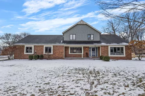 1319 Oak Crest Dr, Ashwaubenon, WI 54313