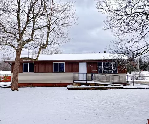 301 E South St, Weyauwega, WI 54983