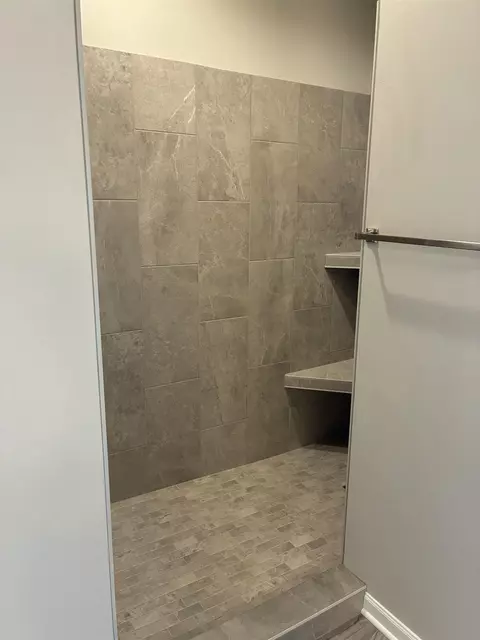 Bath - 2536 E Baldeagle Dr, Appleton, WI 54913 photo 4 of 5