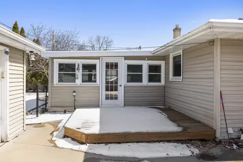 Exterior - 718 E Mcarthur St, Appleton, WI 54911 photo 4 of 9