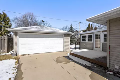 Exterior - 718 E Mcarthur St, Appleton, WI 54911 photo 2 of 9