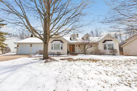 2580 Hillside Heights Dr, Green Bay, WI 54311