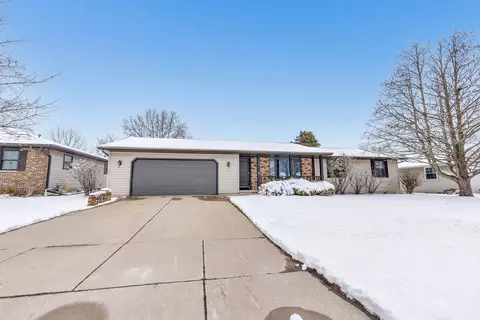 524 Masters Ln, Green Bay, WI 54311
