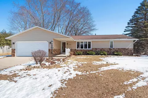 825 Green Ridge Dr, Green Bay, WI 54313