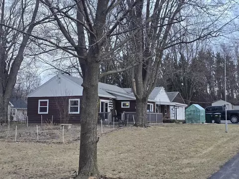1820 Pershing Rd, New London, WI 54961
