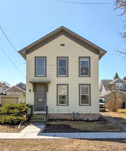 411 W 7th Ave, Oshkosh, WI 54902