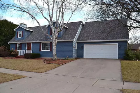 1785 Chatham Dr, Oshkosh, WI 54904