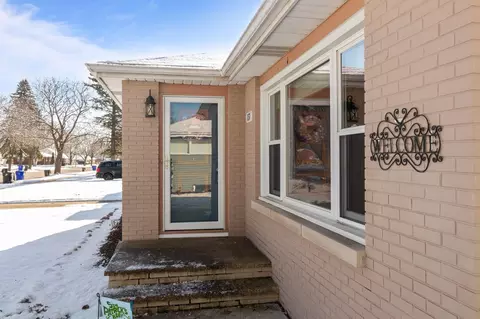 Entry Way - 1137 W Parkway Blvd, Appleton, WI 54914 photo 1 of 1