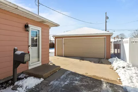 Exterior - 1137 W Parkway Blvd, Appleton, WI 54914 photo 6 of 6