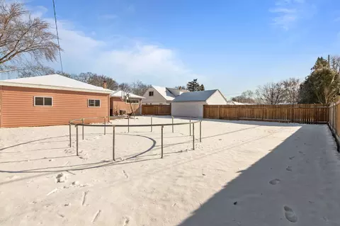 Exterior - 1137 W Parkway Blvd, Appleton, WI 54914 photo 5 of 6